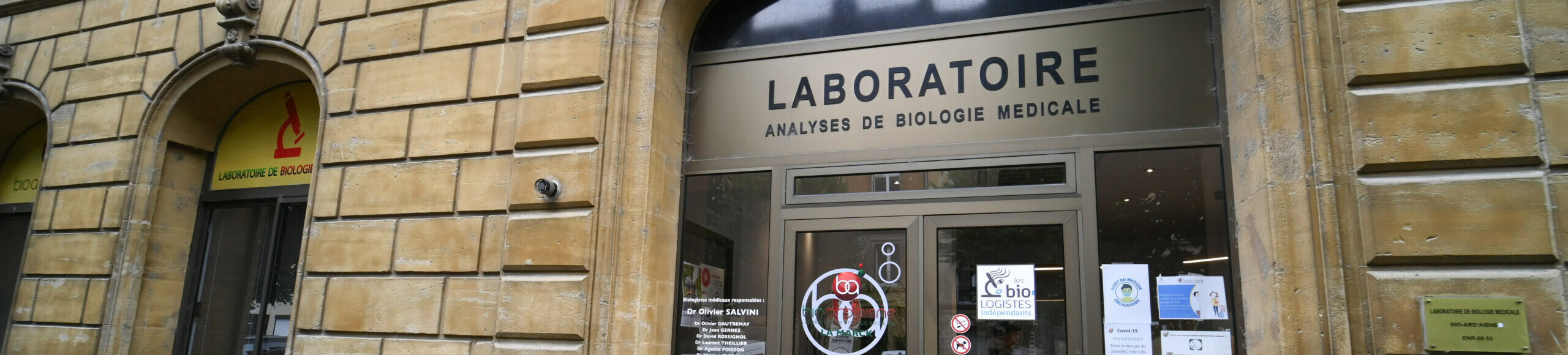 Façade du Laboratoire Sedan La Marck, laboratoire d'analyses de biologie médicale avec signalétique, situé dans un bâtiment en pierre.